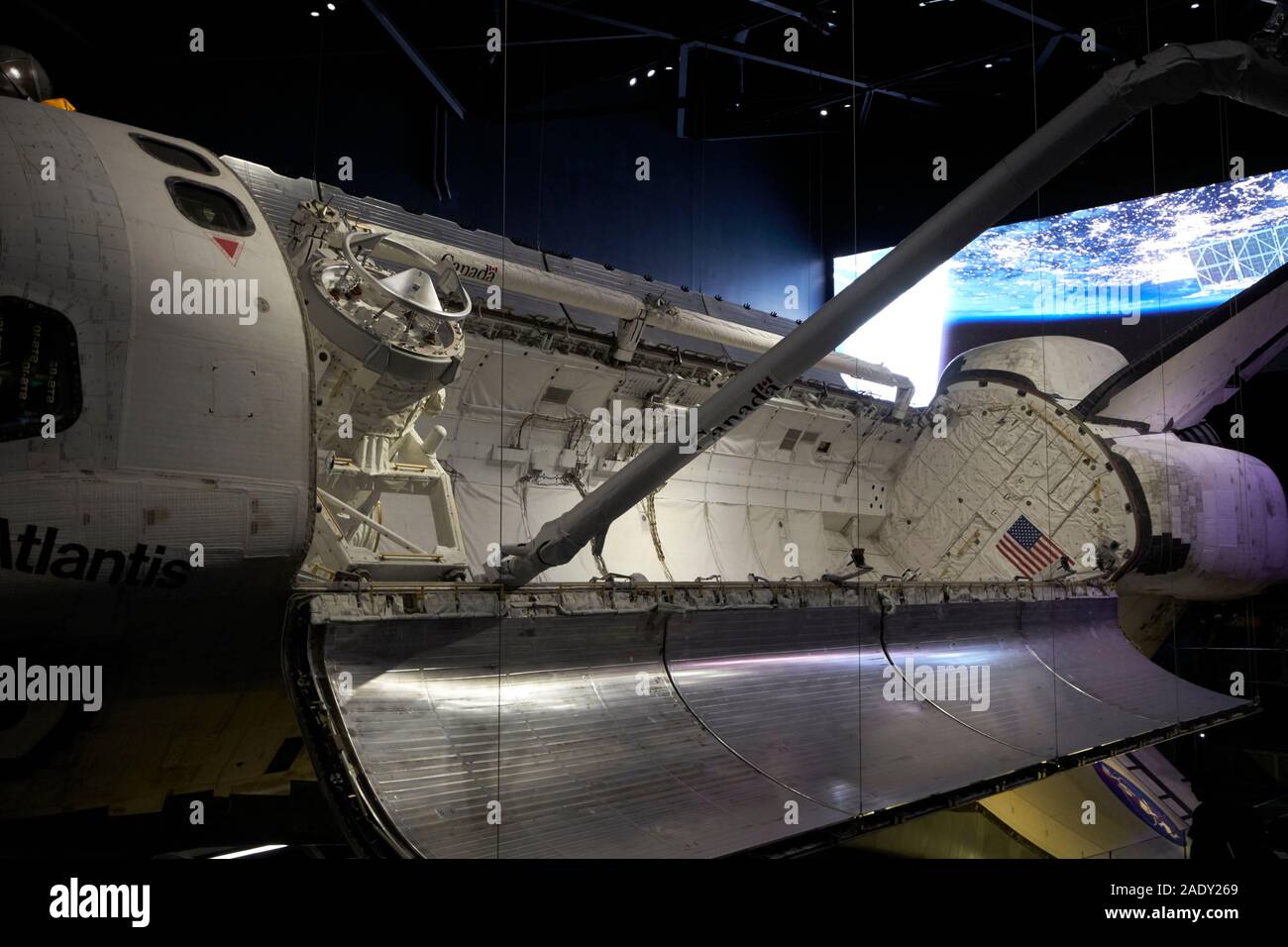 La navette spatiale Atlantis Bay portes ouvertes avec le bras sur affichage dans le centre spatial Kennedy en Floride usa Banque D'Images