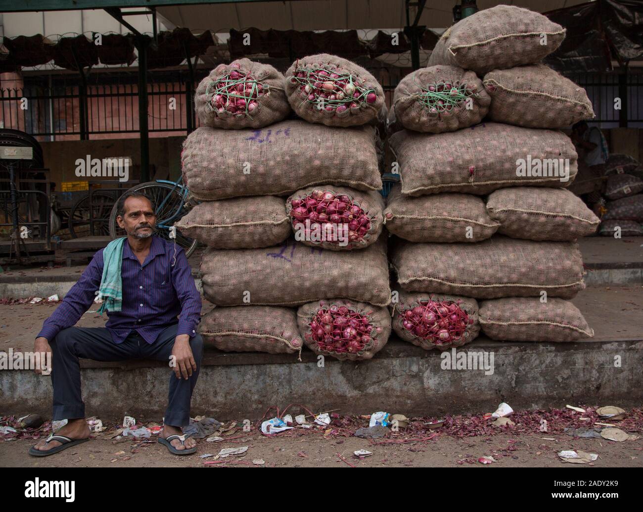 (191205) -- NEW DELHI, 5 décembre 2019 (Xinhua) -- un oignon vendeur attend les clients dans un marché de gros à New Delhi, Inde, le 5 décembre 2019. L'oignon prix entre États de l'Inde continuent de monter à mesure que le gouvernement a promis d'importer les bulbes comestibles provenant de pays étrangers. (Xinhua/Javed Dar) Banque D'Images