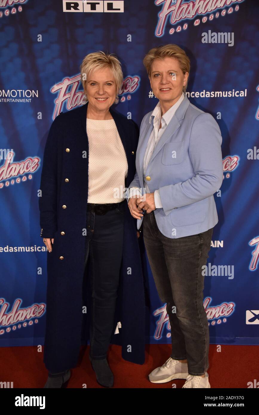 Cologne, Allemagne. 08Th Nov, 2019. Le présentateur Birgit et l'actrice Andrea Lechtermann Spatzek, l-r, venez à la première tour et début de ' Flashdance - Das encore de ' sur 04.12.2019 à Cologne. Credit : Horst Galuschka : Horst Galuschka de crédit/dpa/Alamy Live News Banque D'Images