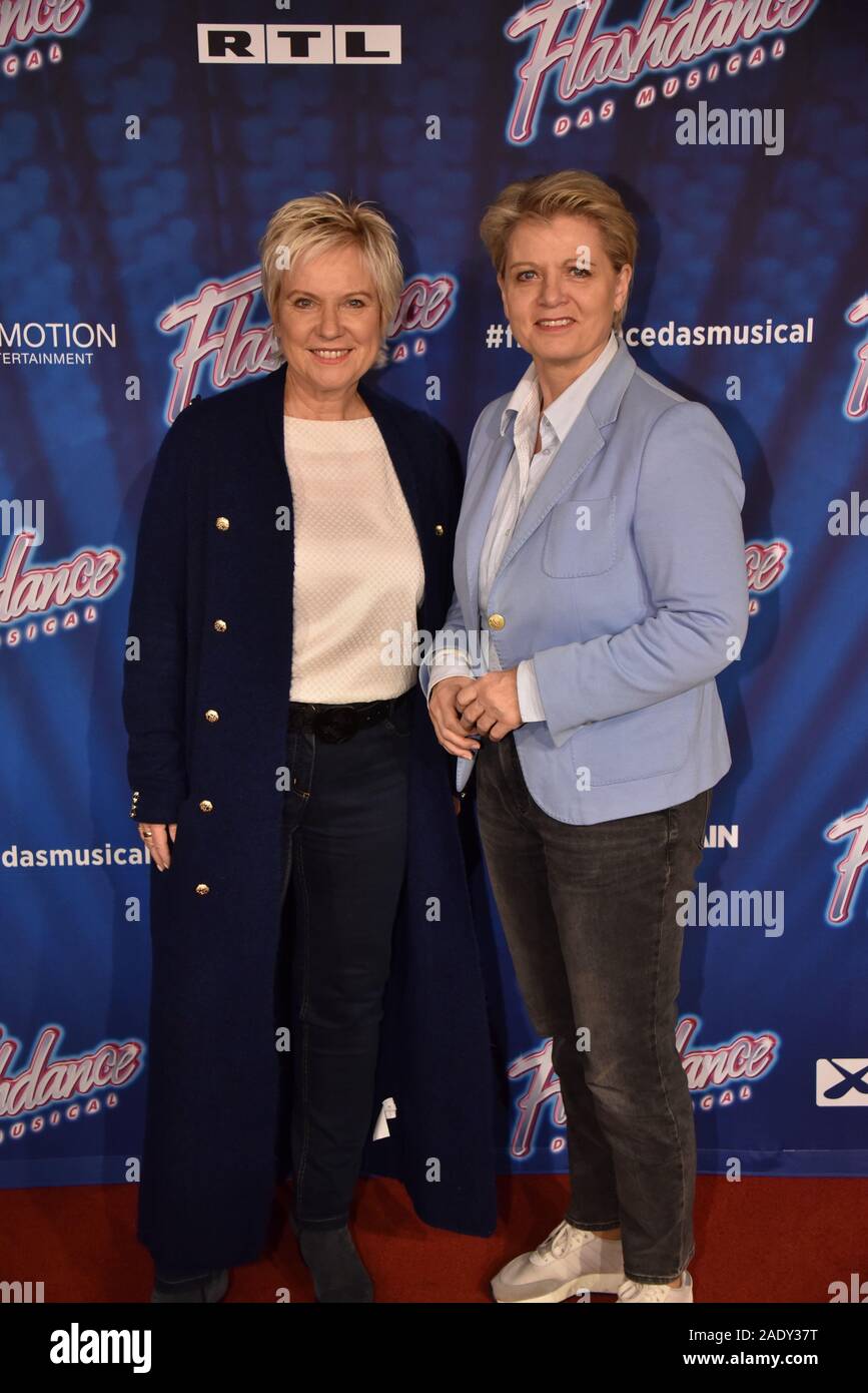 Cologne, Allemagne. 08Th Nov, 2019. Le présentateur Birgit et l'actrice Andrea Lechtermann Spatzek, l-r, venez à la première tour et début de ' Flashdance - Das encore de ' sur 04.12.2019 à Cologne. Credit : Horst Galuschka : Horst Galuschka de crédit/dpa/Alamy Live News Banque D'Images