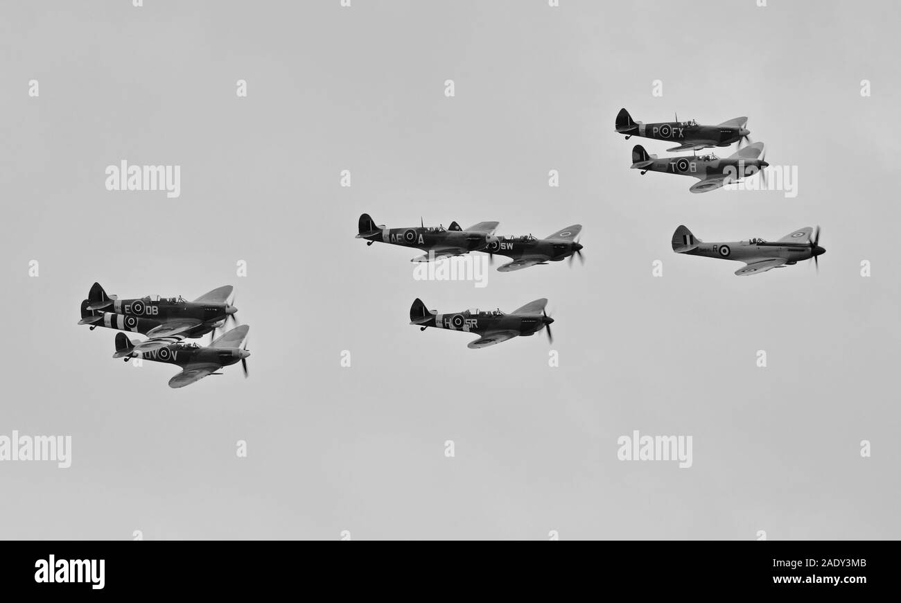 La formation de masse à l'aéroporté Spitfire Bataille d'Angleterre à l'Airshow Duxford IWM sur le 22 septembre 2019 Banque D'Images