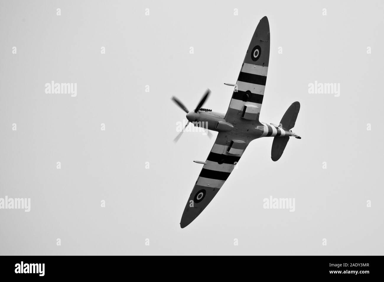 Supermarine Spitfire Mk IXb (G-ASJV) airborne à la bataille d'Angleterre à l'IWM Duxford Airshow le 22 septembre 2019 Banque D'Images