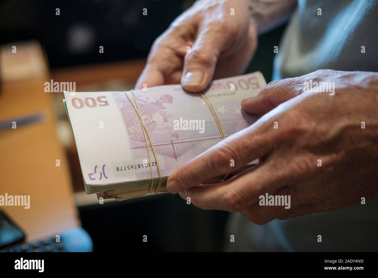 L'homme est titulaire d'une liasse d'argent liquide, les billets en euros -selective focus Banque D'Images