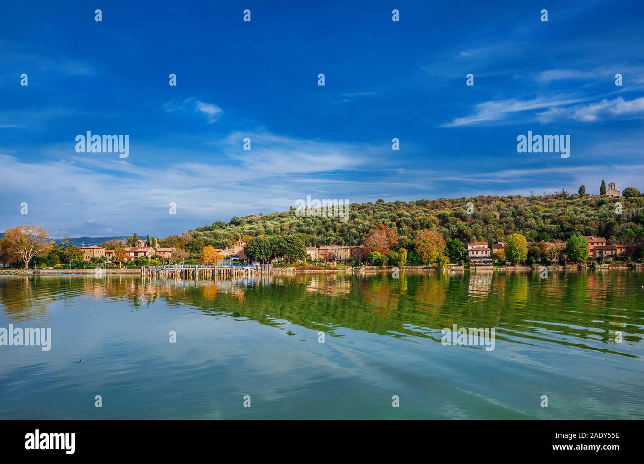 Isola Maggiore (supérieur) de l'île du lac Trasimène en Ombrie, avec petit village bord de mer et l'église de l'Archange Michael St médiévale en haut Banque D'Images