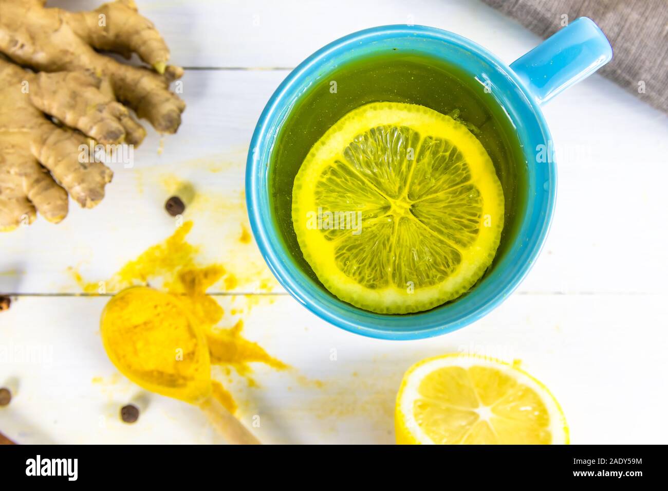 Plateau avec curcuma. Corps, detox du foie. Citron, gingembre, cannelle  Poivre nettoyage à base de verre concept. Vue de dessus Photo Stock - Alamy