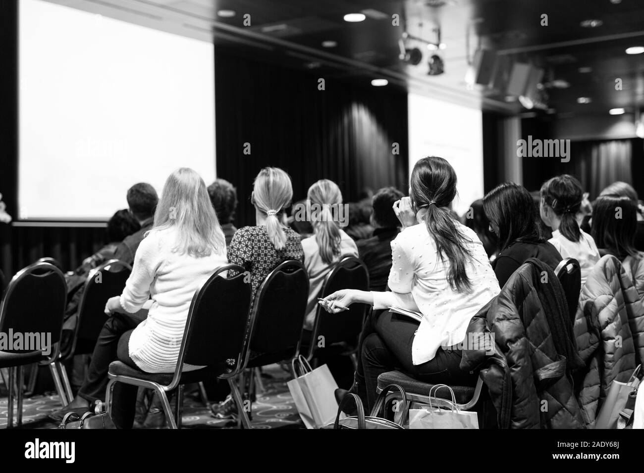 Public dans la salle de conférences scientifiques participant à la conférence d'affaires. Banque D'Images