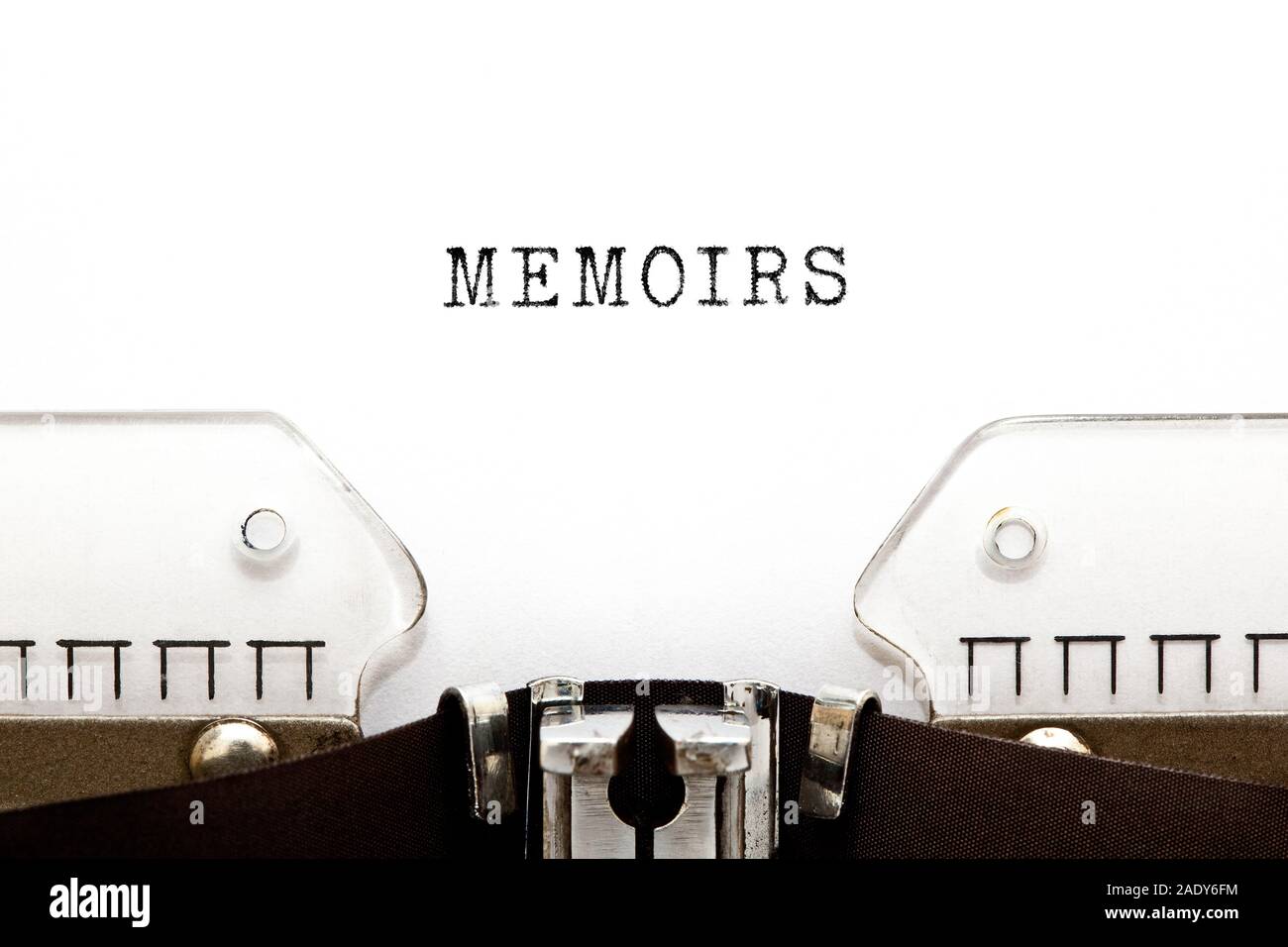 Le mot mémoires dactylographiée sur vintage typewriter avec copie espace. Banque D'Images