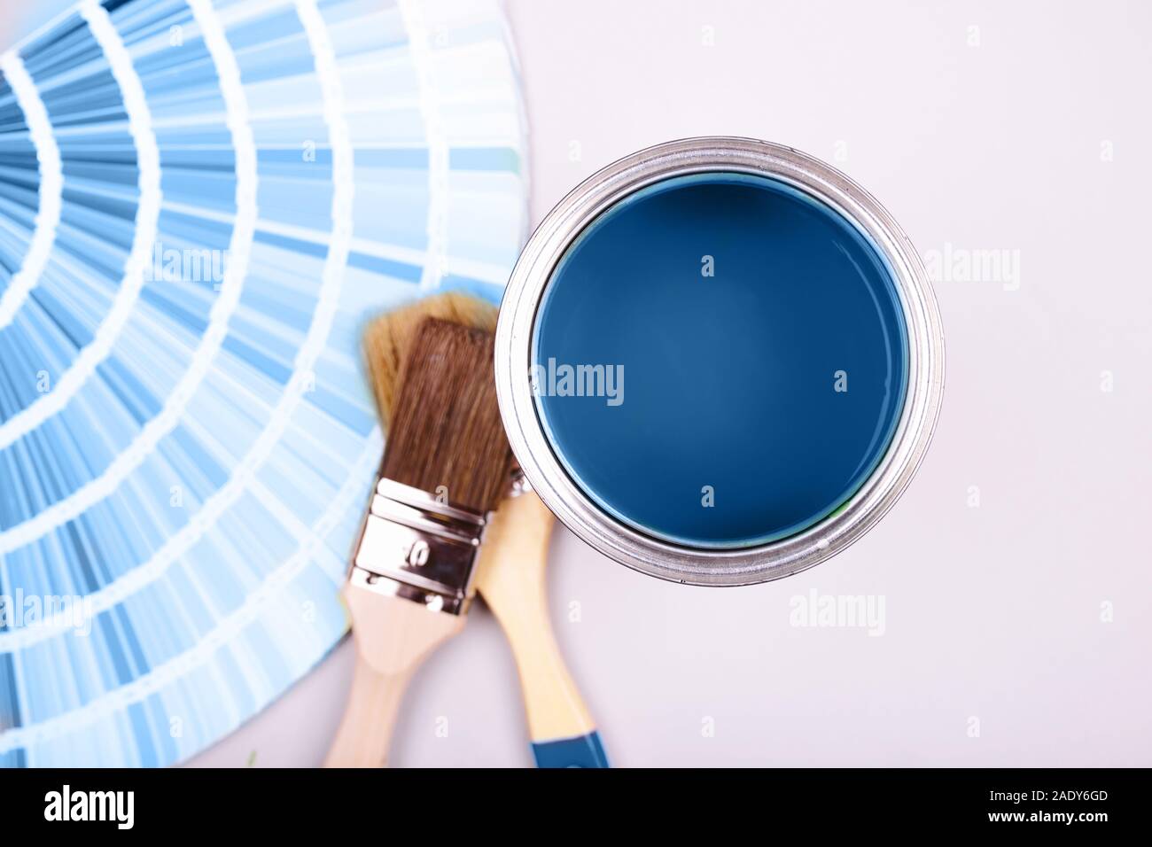 Pinceau portant sur un tas d'échantillons de couleur. ouvert peut de peinture verte Banque D'Images