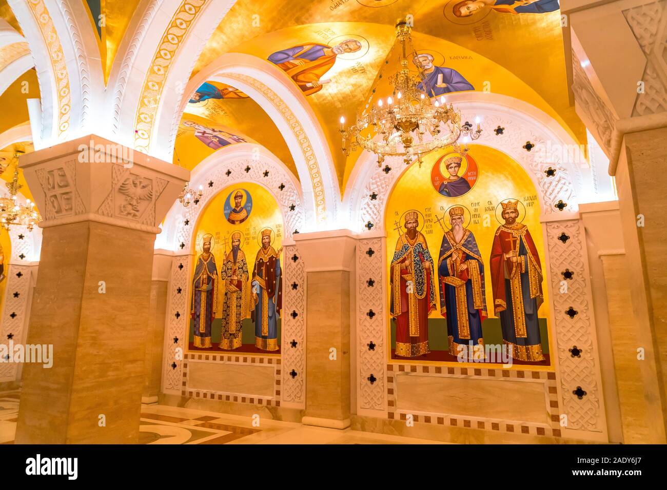 Belgrade, Serbie - août 10, 2019 : vue intérieure de la cathédrale de Saint Sava de fresques sur mur. Cette cathédrale est une des plus grandes de la cathédrale orthodoxe Banque D'Images