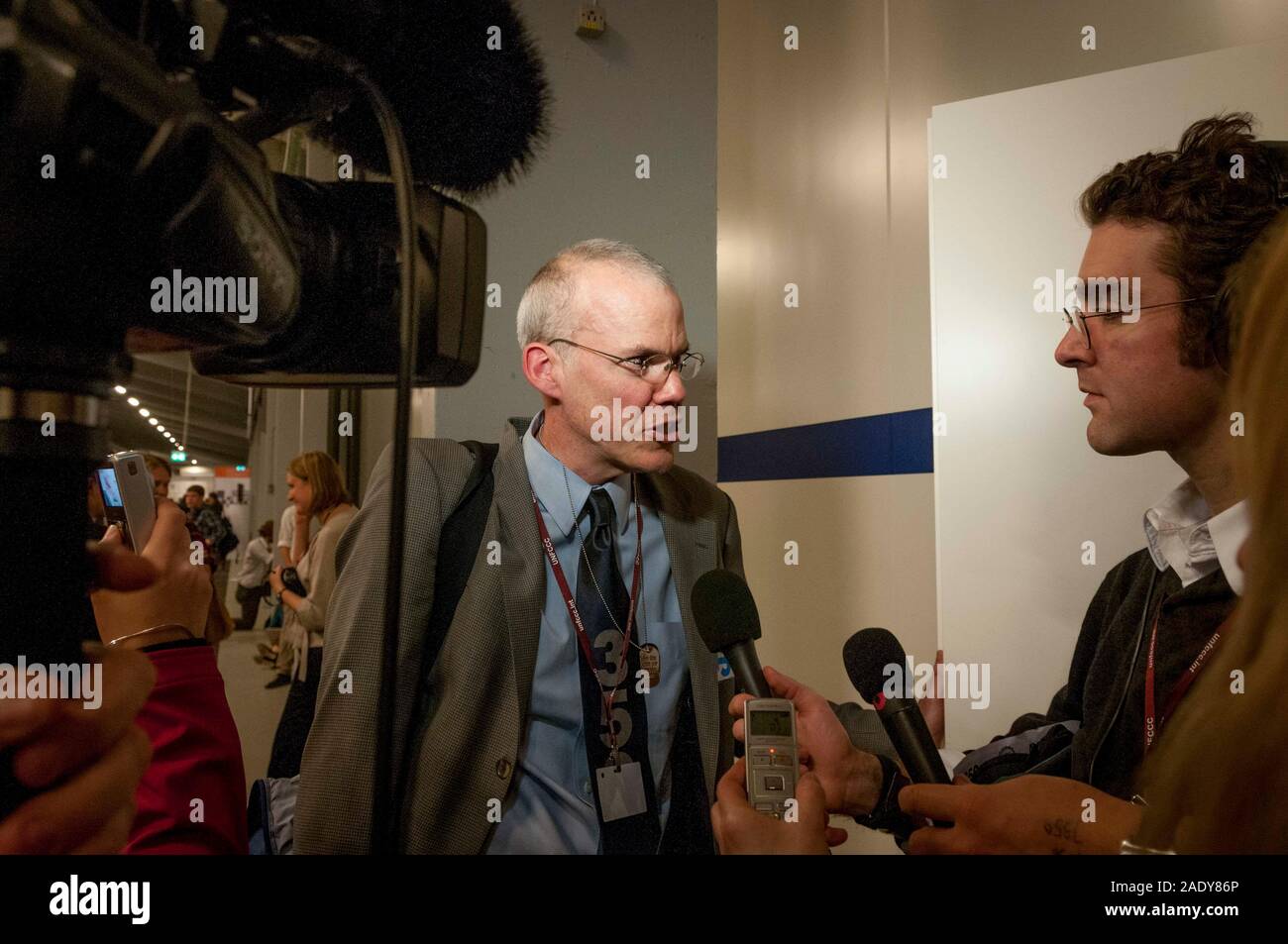 Auteur et écologiste Bill McKibben est interviewé par les journalistes dans le Bella Center, Copenhague, Danemark au cours de la CDP 15 de la conférence climatique. Banque D'Images