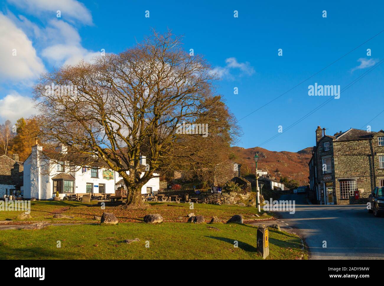 Le Britannia Inn sur une journée en hivers lumineux Chapel Stile Langdale Cumbria England Banque D'Images