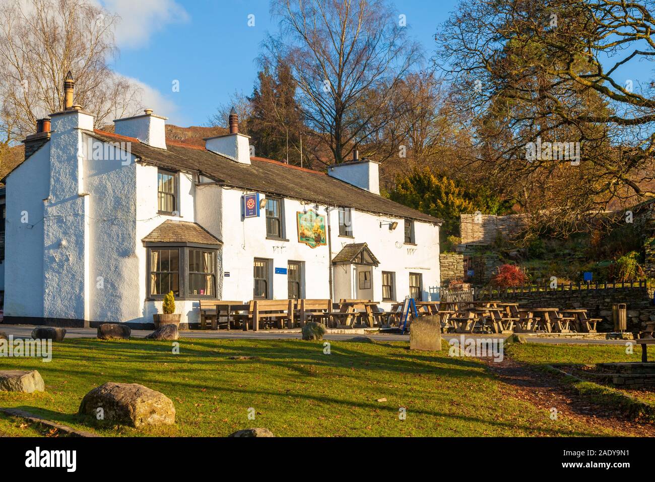 Le Britannia Inn sur une journée en hivers lumineux Chapel Stile Langdale Cumbria England Banque D'Images