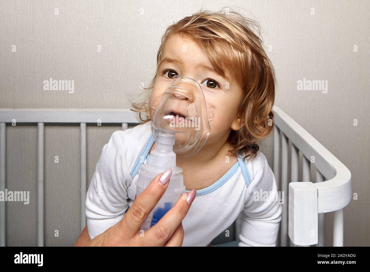 Peu de blanc portrait jolie fille d'environ 1,5 ans respire avec le  nébulisateur pour arrêter l'attaque d'asthme. Bébé avec des maladies  respiratoires sont en utilisant les Photo Stock - Alamy