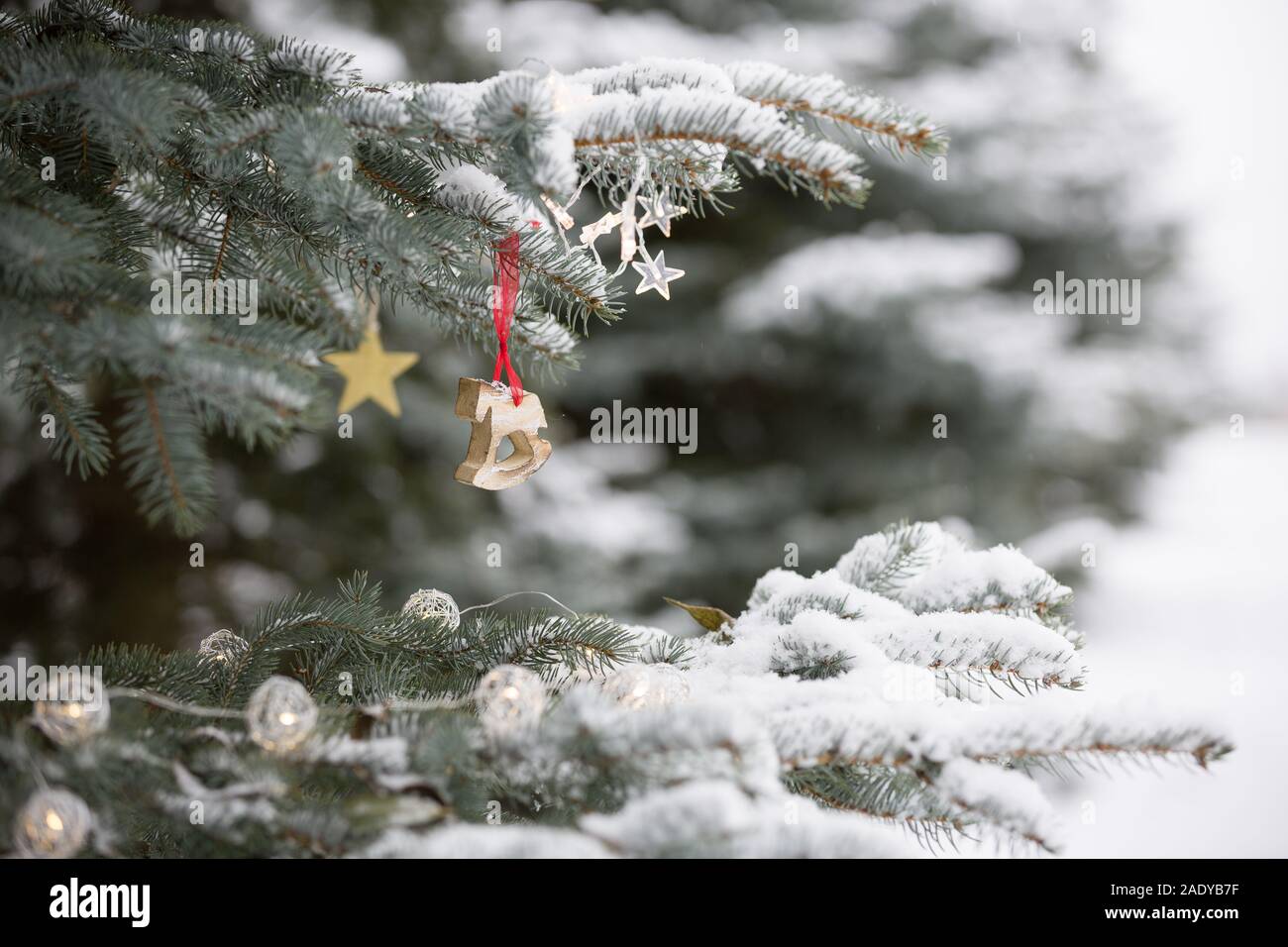 Belle décorations sur un arbre de Noël avec de la neige à l'extérieur. Célébration de l'hiver, et les jours fériés. Banque D'Images