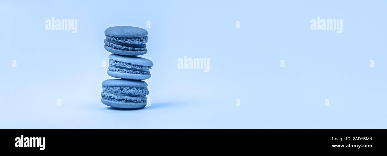 Bannière avec trois tons macarons sur fond bleu avec copie espace. Banque D'Images