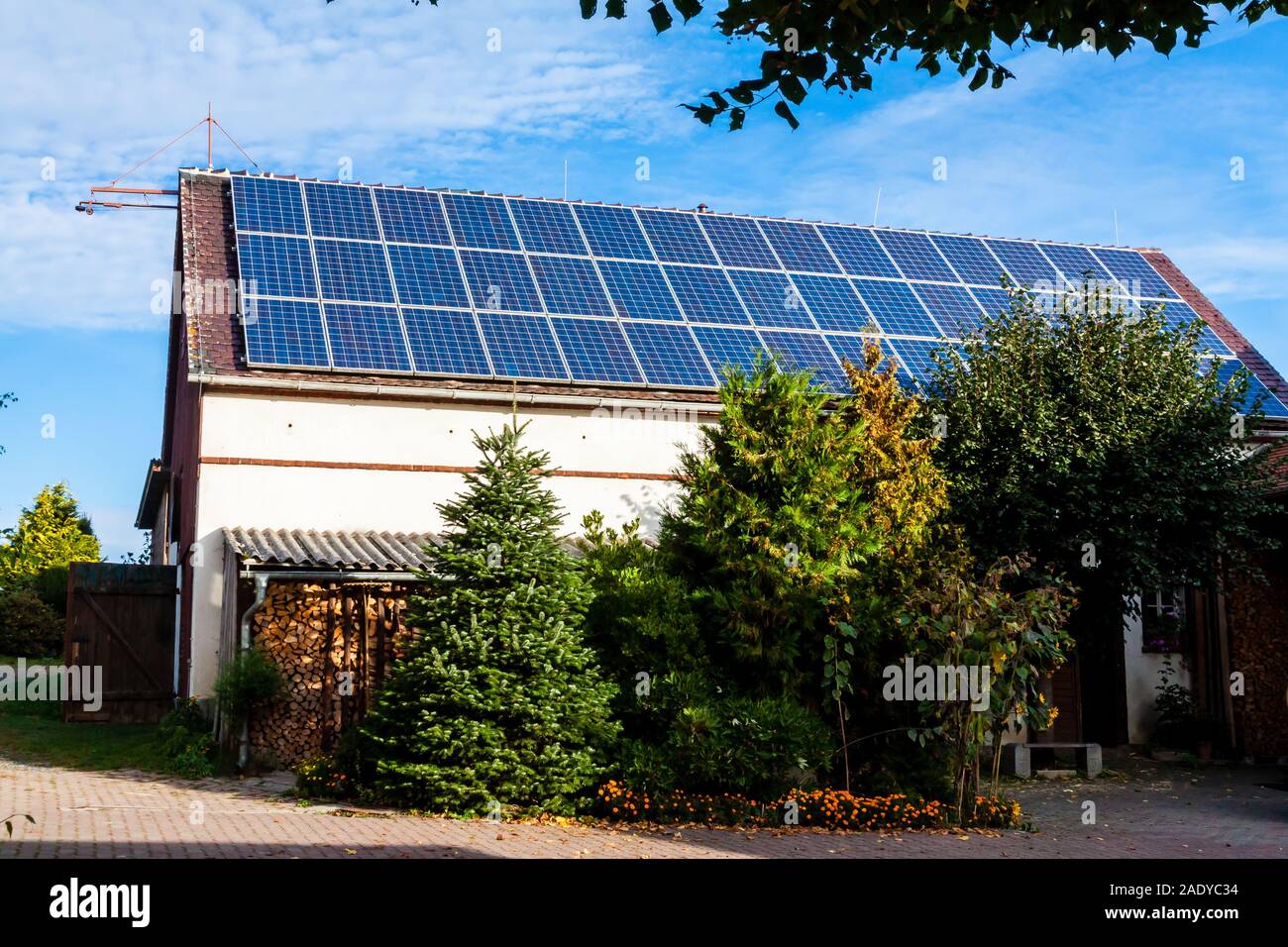 Des panneaux solaires sur le toit d'une maison Banque D'Images