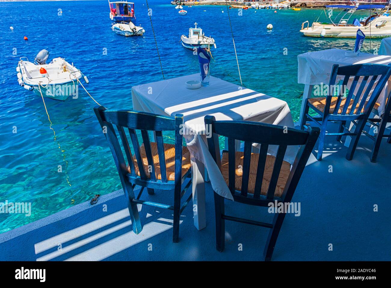 Restaurants de poissons sur le rivage. Port d'Oia, Santorin. Grèce. Banque D'Images