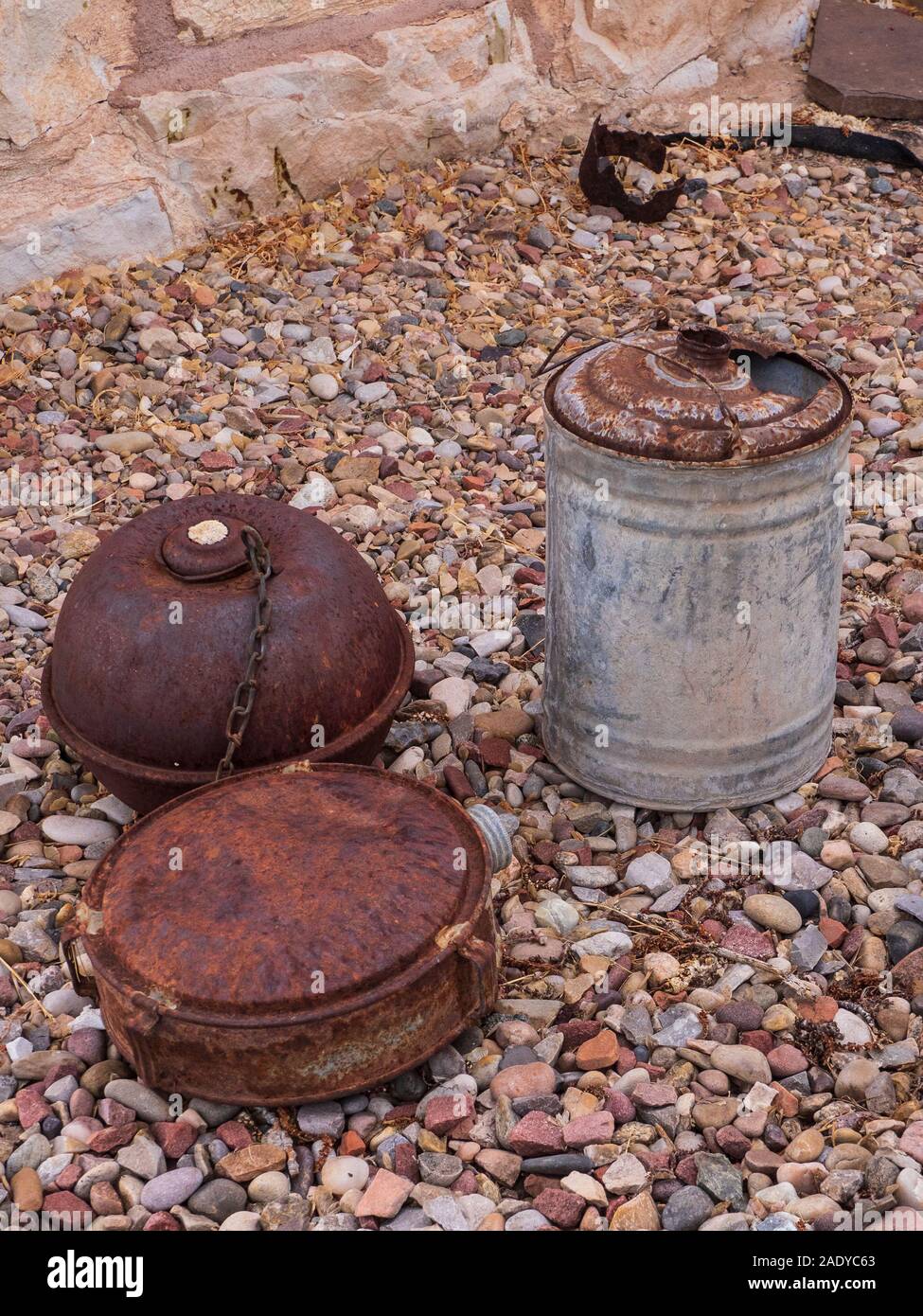 Les objets de métal rouillé en face de la maison en pierre, propriété historique John Jarvie, Browns Park, Utah. Banque D'Images