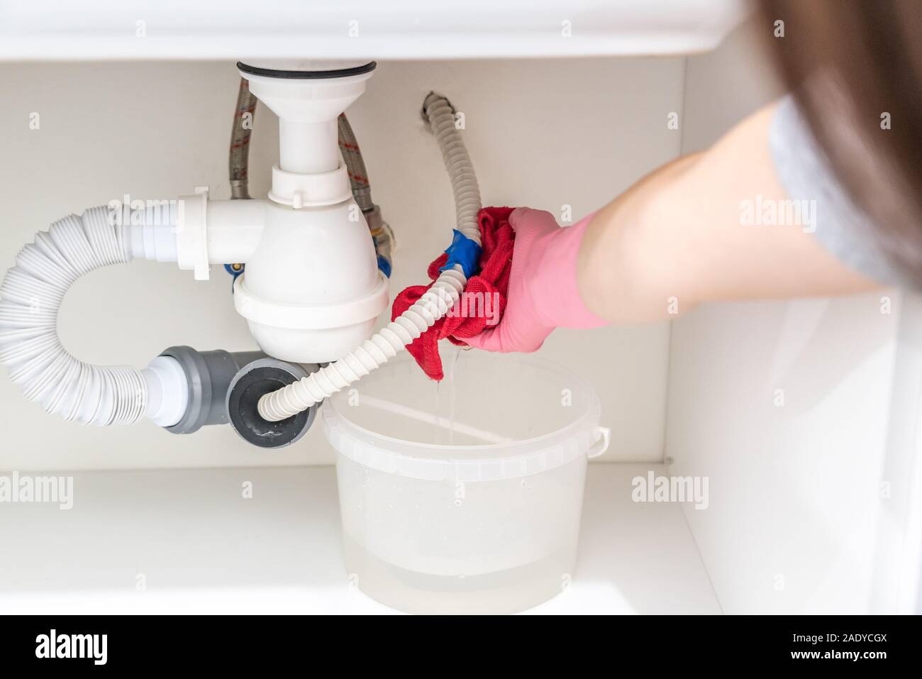 Fuite d'eau dans le tuyau en plastique sous l'évier Photo Stock - Alamy