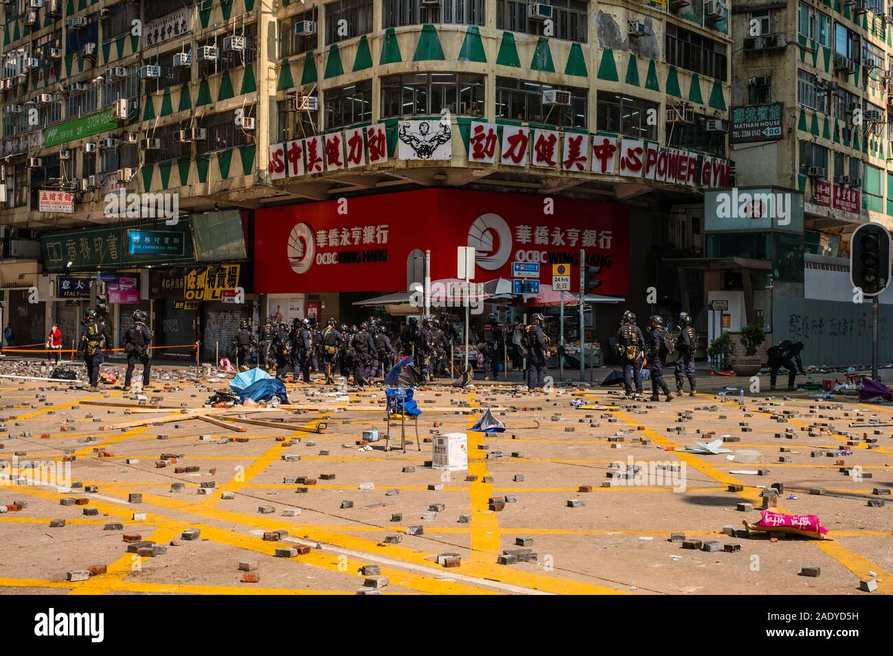 Hong Kong - le 18 novembre 2019 : la police anti-émeute arrive à des barricades sur la route Nathan Road au cours de la protestation, 2019 une série de manifestations à Hongkong Banque D'Images