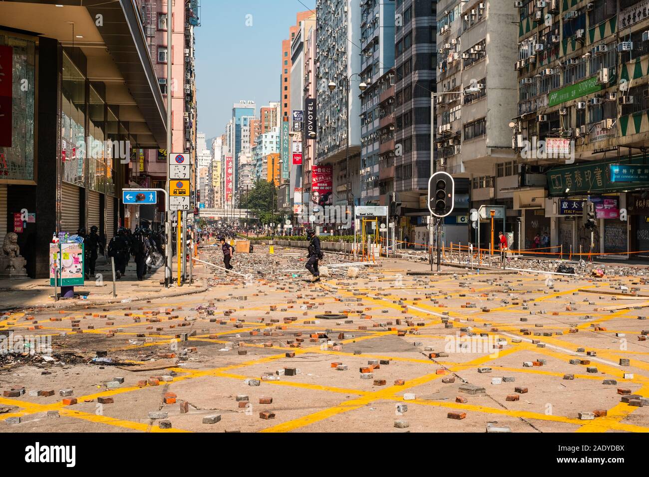 Hong Kong - le 18 novembre 2019 : la police anti-émeute arrive à des barricades sur la route Nathan Road au cours de la protestation, 2019 une série de manifestations à Hongkong Banque D'Images