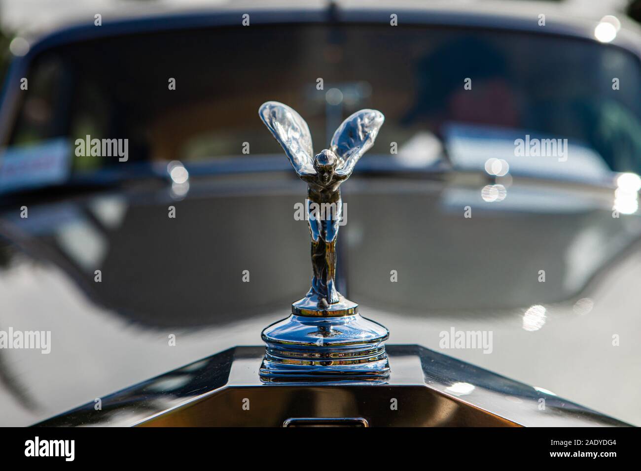 Close up et selective focus sur un capot, capot ornement, bouchon de radiateur, mascotte du moteur de voiture ou d'une mascotte personne avec les ailes sur Classic vintage car Banque D'Images