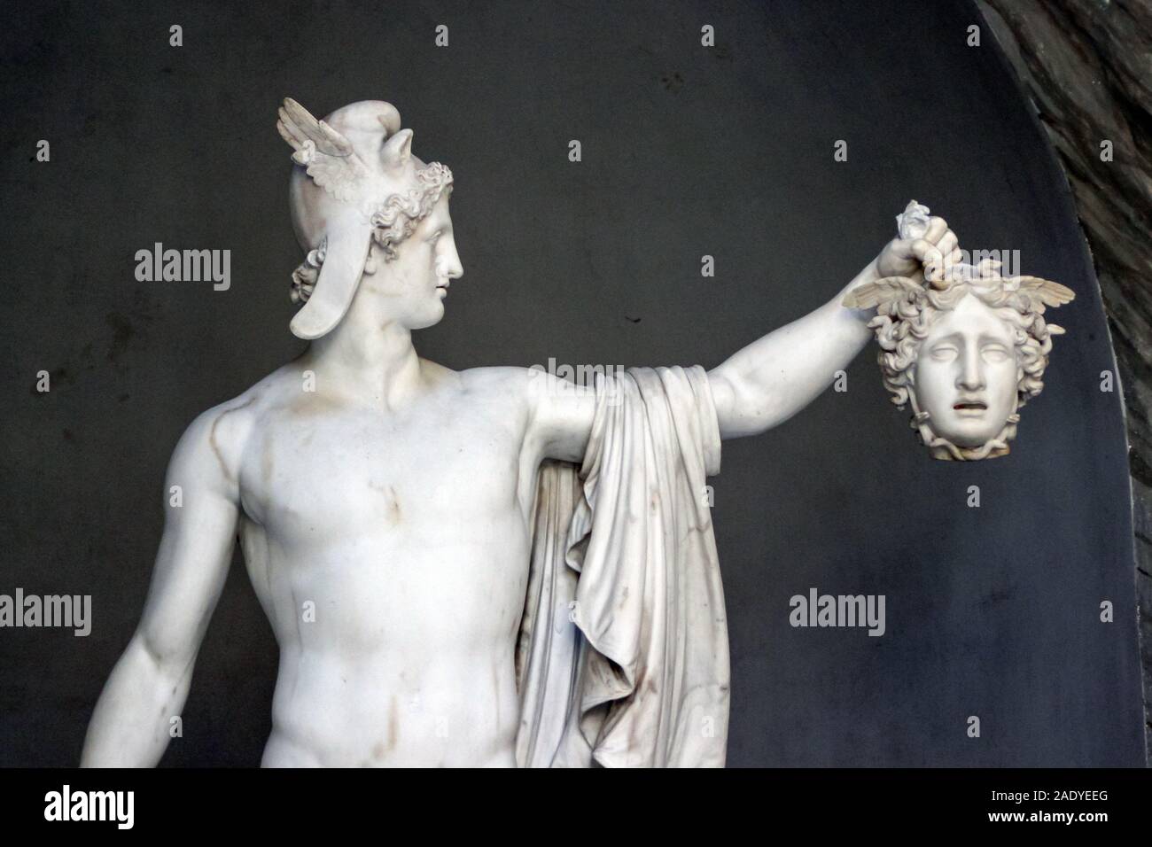 Sculpture de Persée tenant la tête coupée de la Gorgone méduse dans la Cité du Vatican Banque D'Images