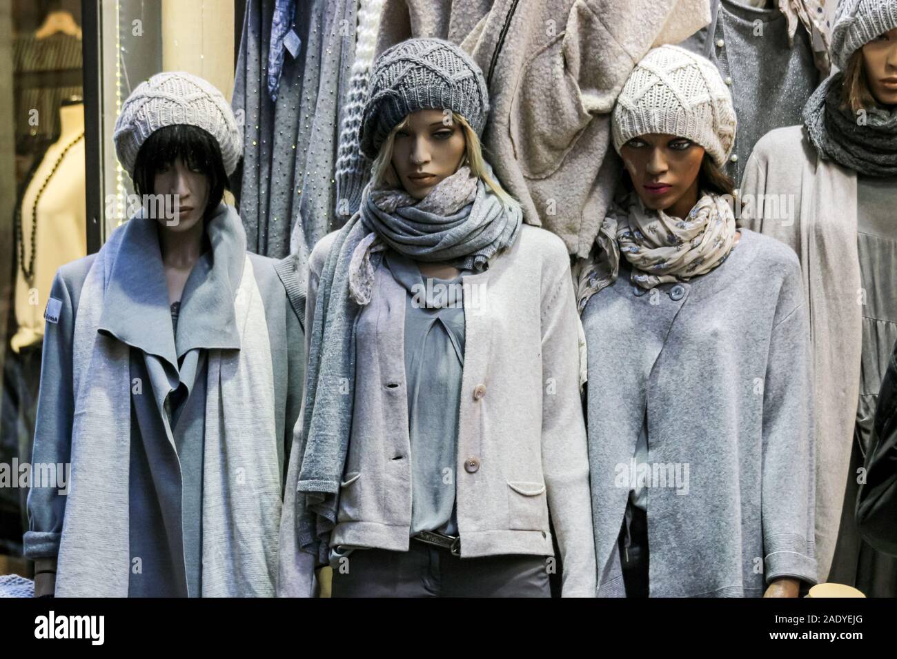 Le port de mannequins de mode automne sur l'affichage fenêtre dans Rome, Italie Banque D'Images