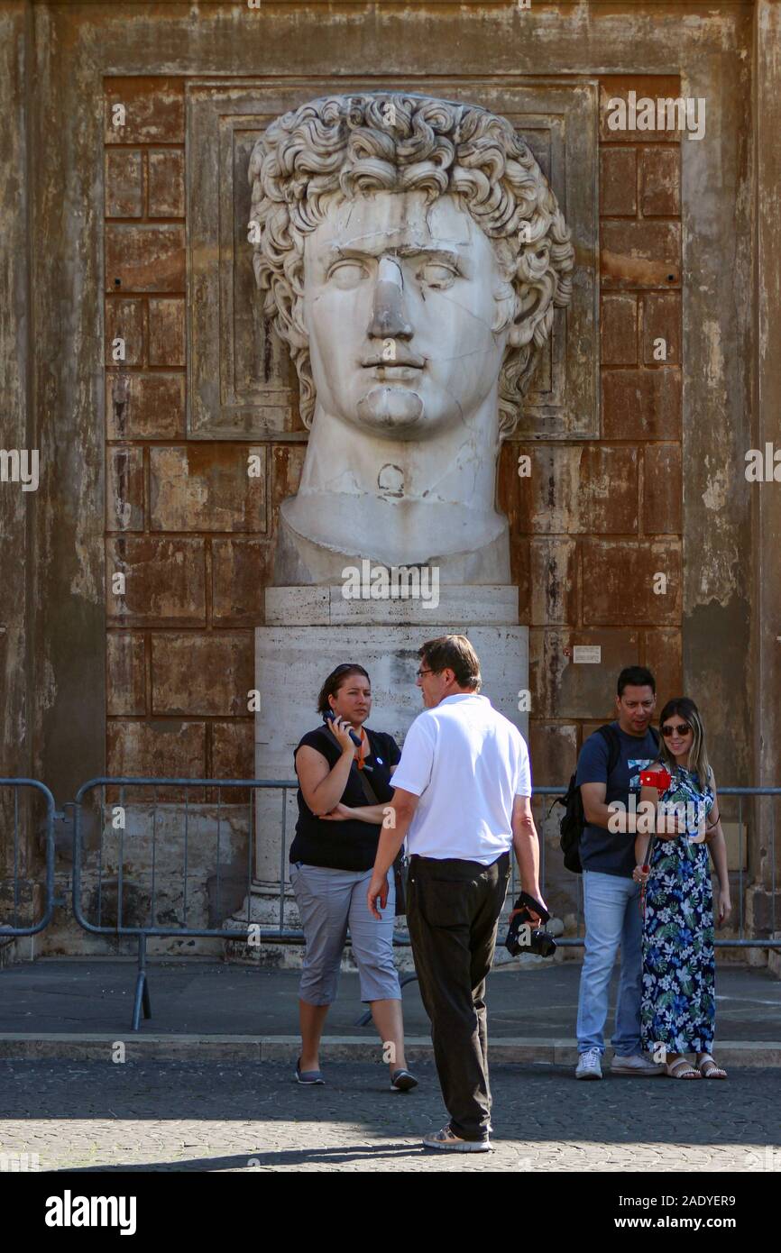 Tête en marbre géant de Jules César avec les touristes en face au jardin du musée du Vatican dans l'Etat de la Cité du Vatican Banque D'Images