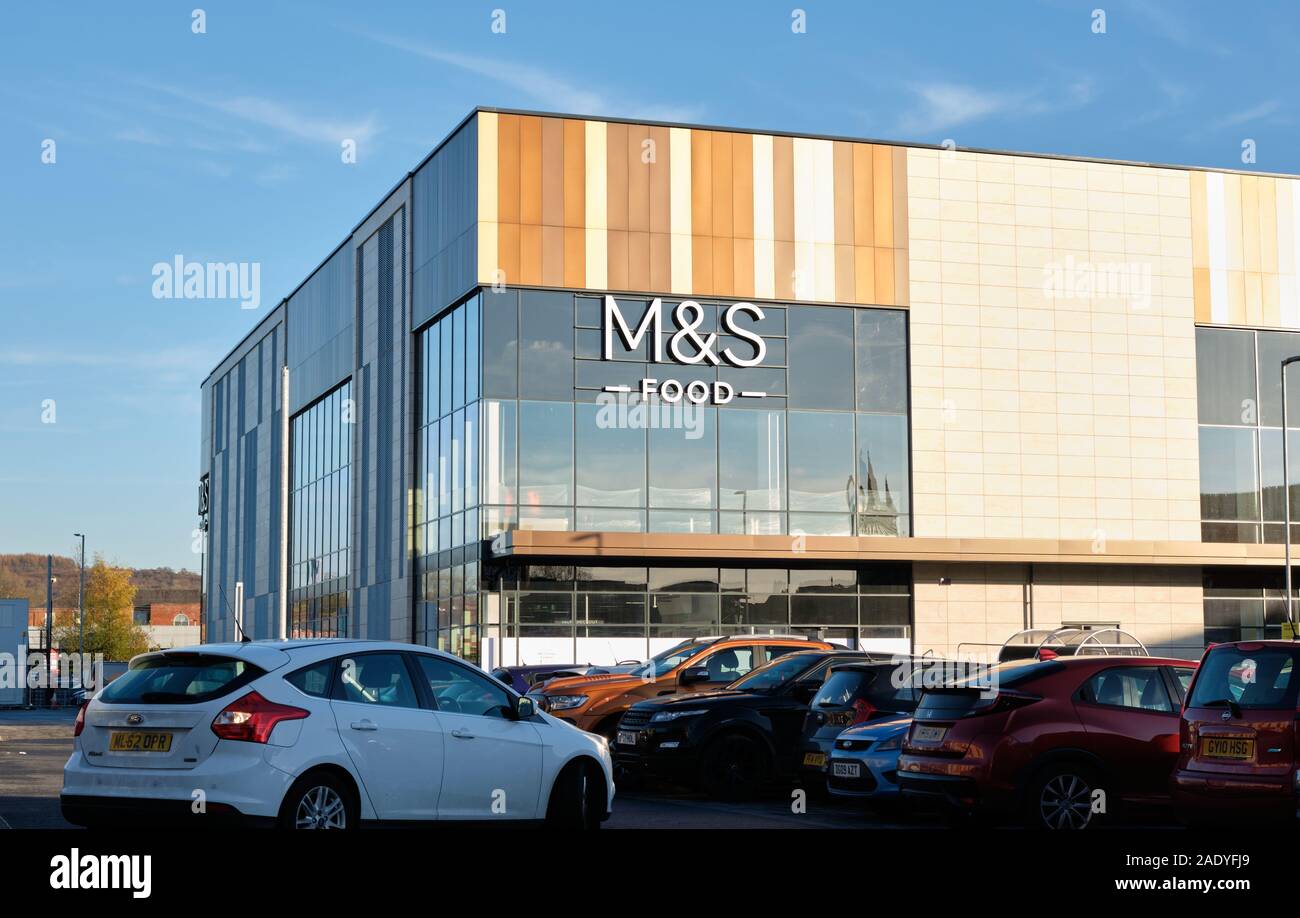 Chorley, Lancashire, Angleterre : M&S Food logo sur un nouveau magasin. Marks and Spencer. Banque D'Images