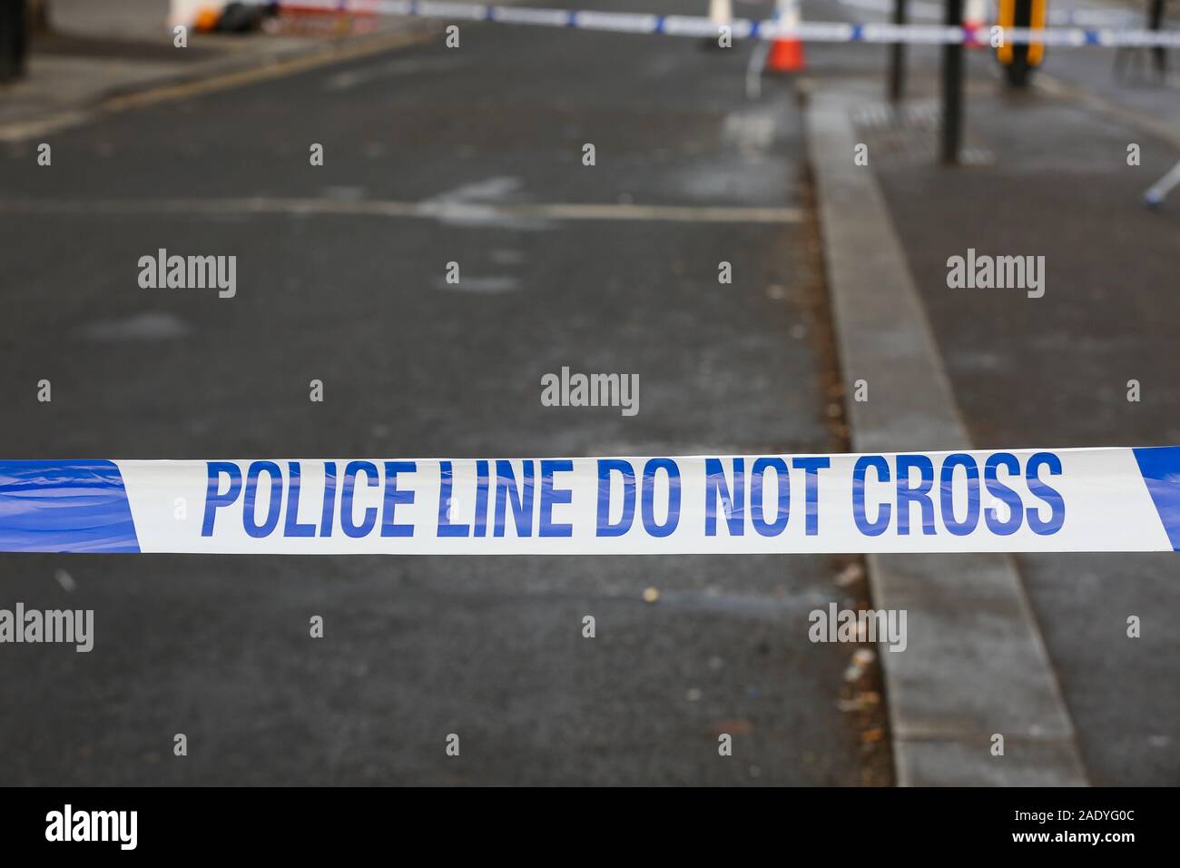 Londres, Royaume-Uni. 5 déc, 2019. Une bande de Police vu autour de la scène du crime près de la station de métro Turnpike Lane dans le nord de Londres à la suite d'une fusillade.Un garçon de 17 ans est à l'hôpital après avoir subi des blessures par balle sur Wood Green High Road, près de la station de métro Turnpike Lane dans le nord de Londres. Crédit : Steve Taylor/SOPA Images/ZUMA/Alamy Fil Live News Banque D'Images
