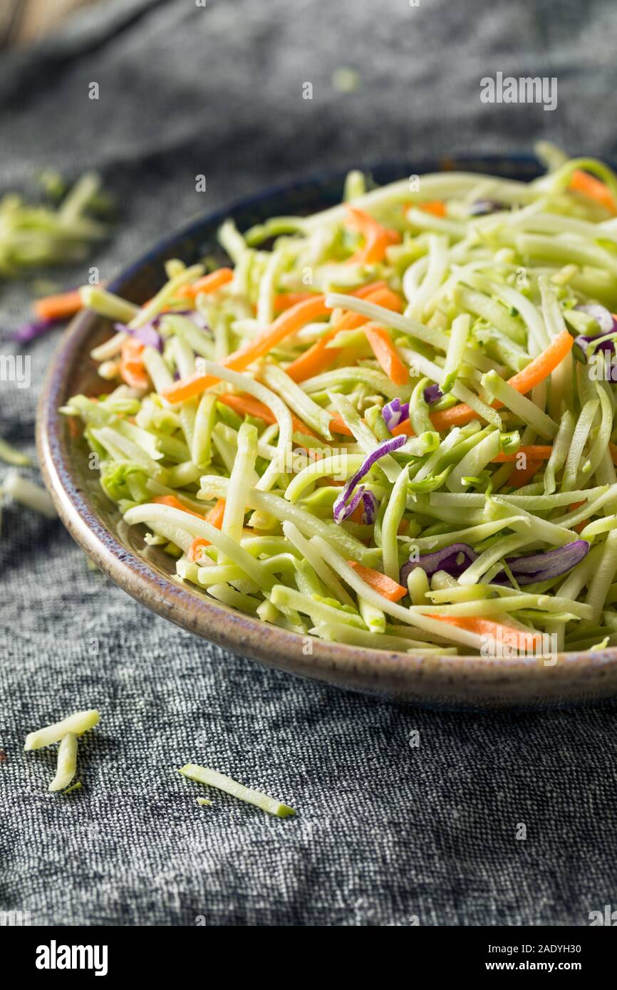 Le brocoli chou râpé biologiques crus prêt à manger Banque D'Images