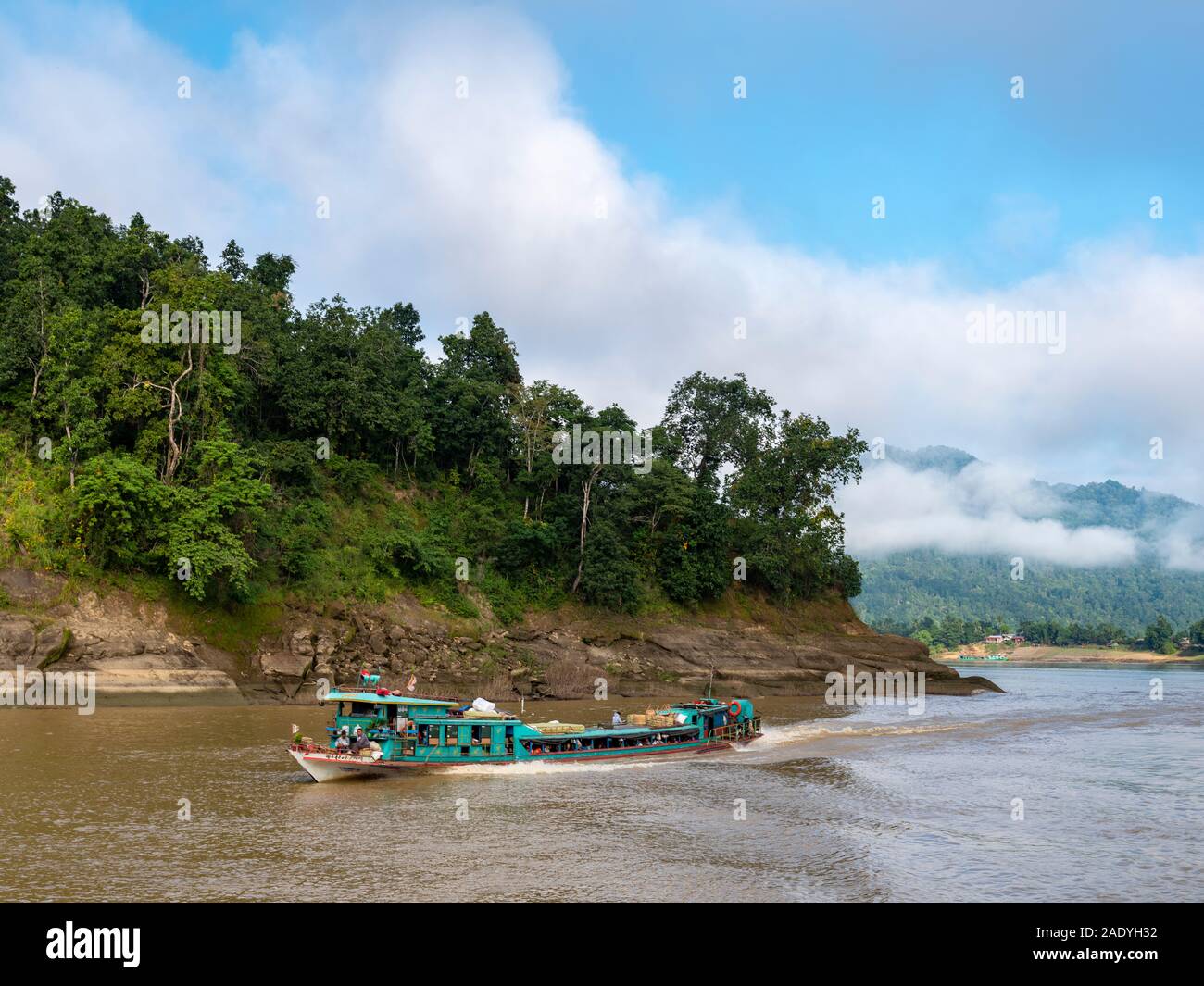 Un bateau commercial, tête en bas la rivière Chindwin avec des marchandises à vendre et prix pour le fret et les passagers, dans le nord-ouest de Myanmar (Birmanie) Banque D'Images