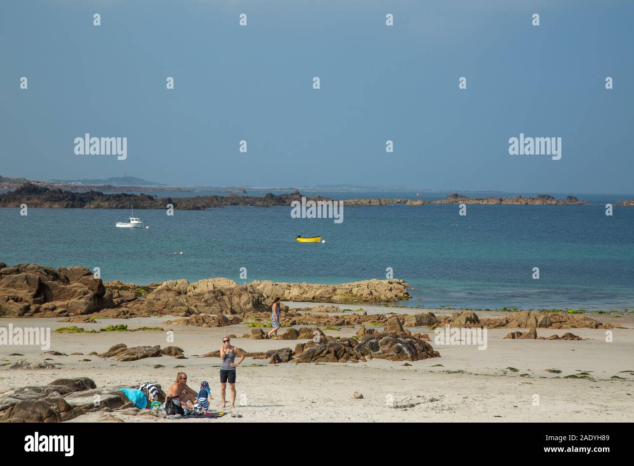 Famille sur la plage en été, Channel Islands Banque D'Images