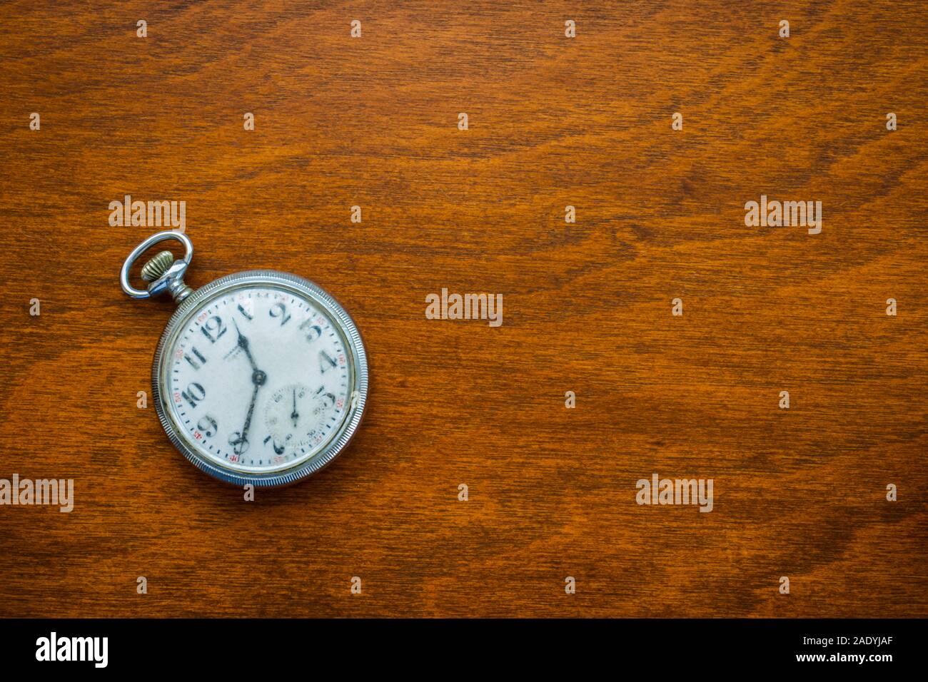 Très ancien monarque usé men's montre de poche sur un desktop, Californie Watch par Joseph Fahys & Co. horlogers. Photo prise dans la région de Castle Rock Colorado nous. Banque D'Images