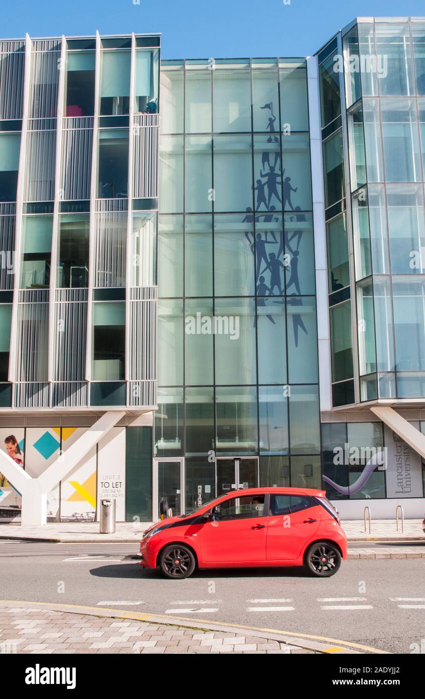 Bâtiment Municiple Blackpool Borough Council une structure moderne en verre avec logo sur la façade en verre de la tour avec une voiture rouge en passant devant. Banque D'Images