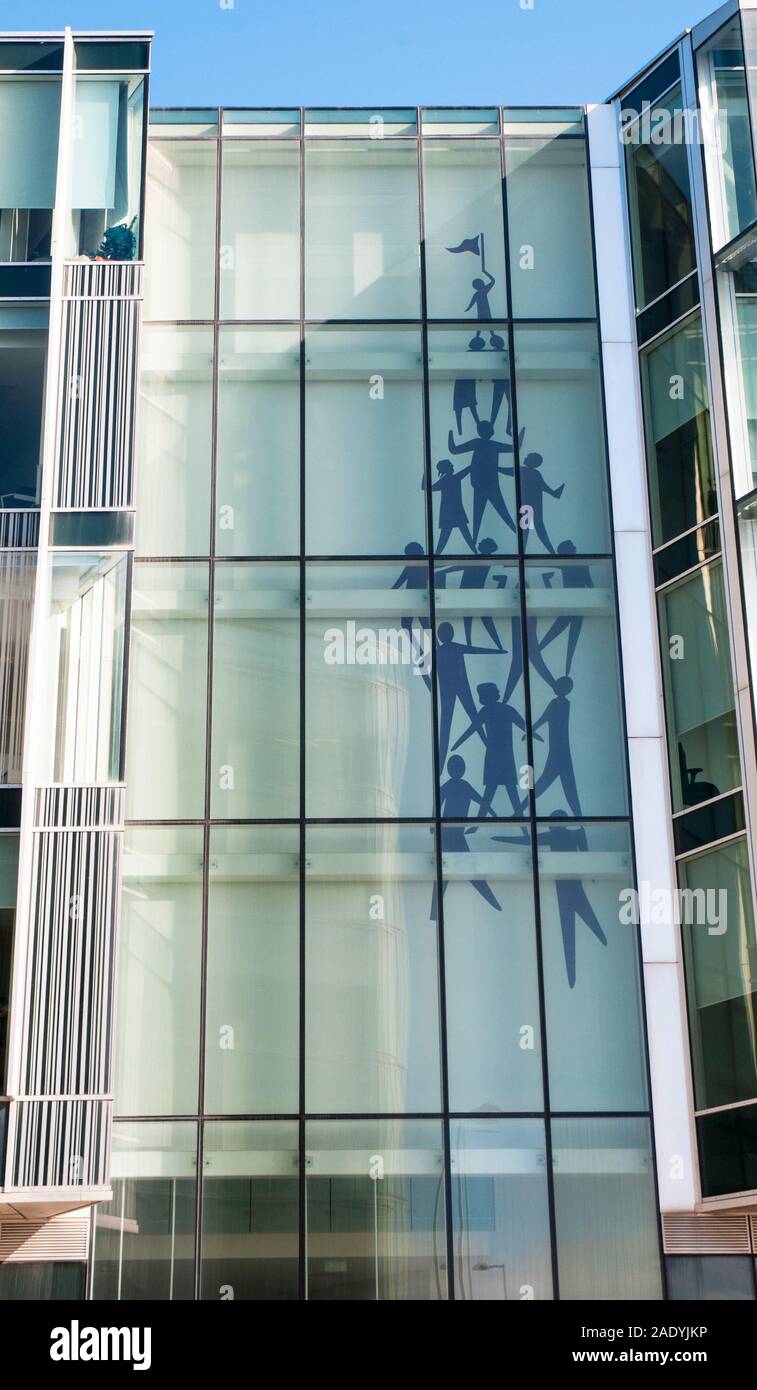 Bâtiment Municiple Blackpool Borough Council une structure moderne en verre avec logo sur la façade de la tour de verre. Banque D'Images