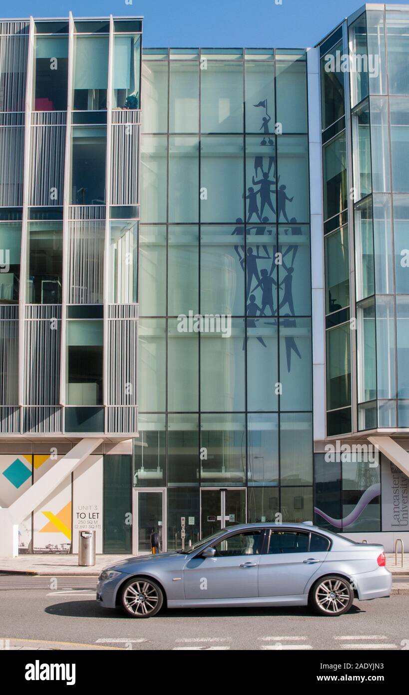 Bâtiment Municiple Blackpool Borough Council une structure moderne en verre avec logo sur la façade en verre de la tour avec une voiture grise qui passe devant. Banque D'Images