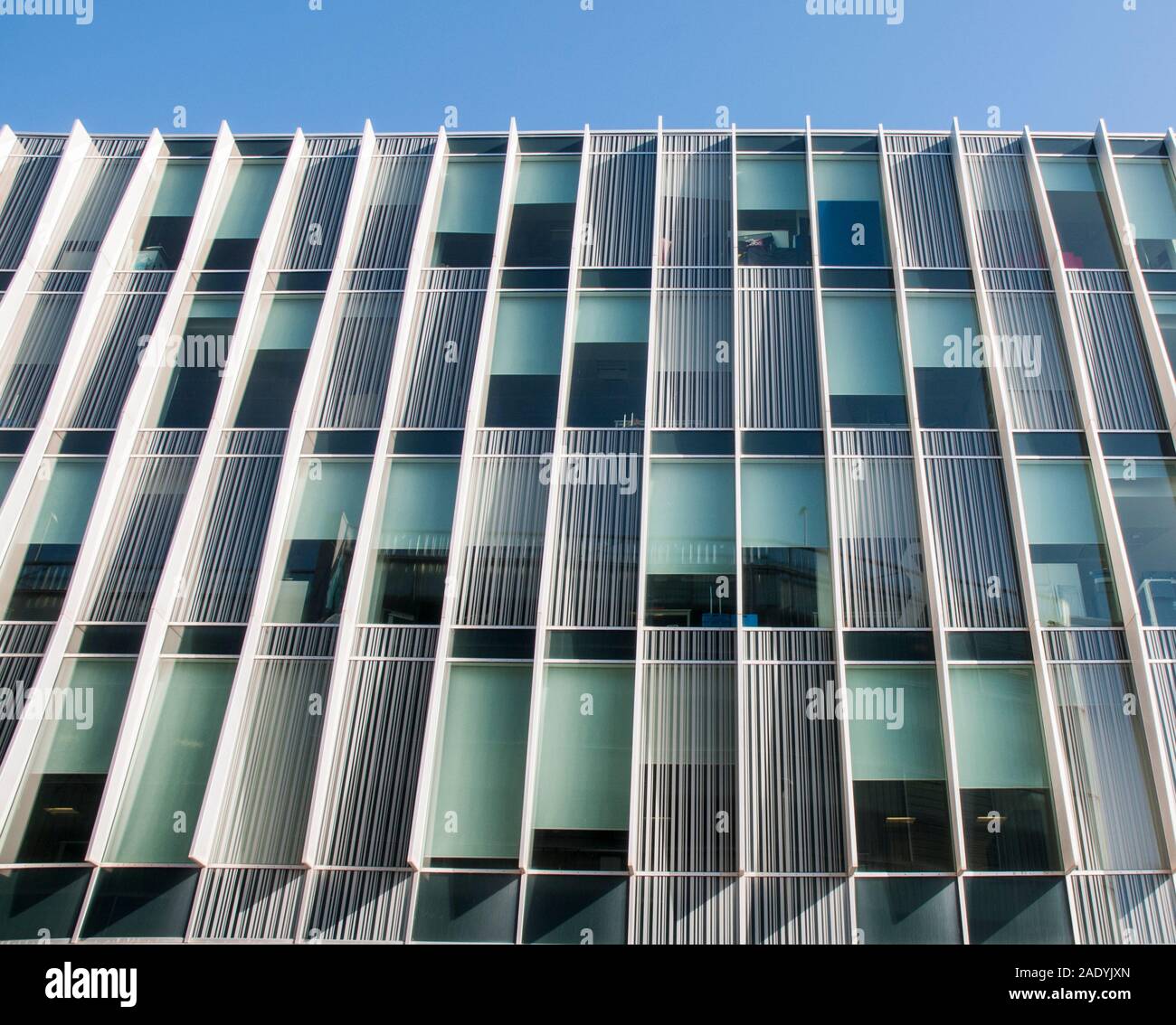 Une structure moderne en verre avec abstract design bureau municipal de bloc pour chambre divers ministères pour Blackpool Borough Council. Banque D'Images