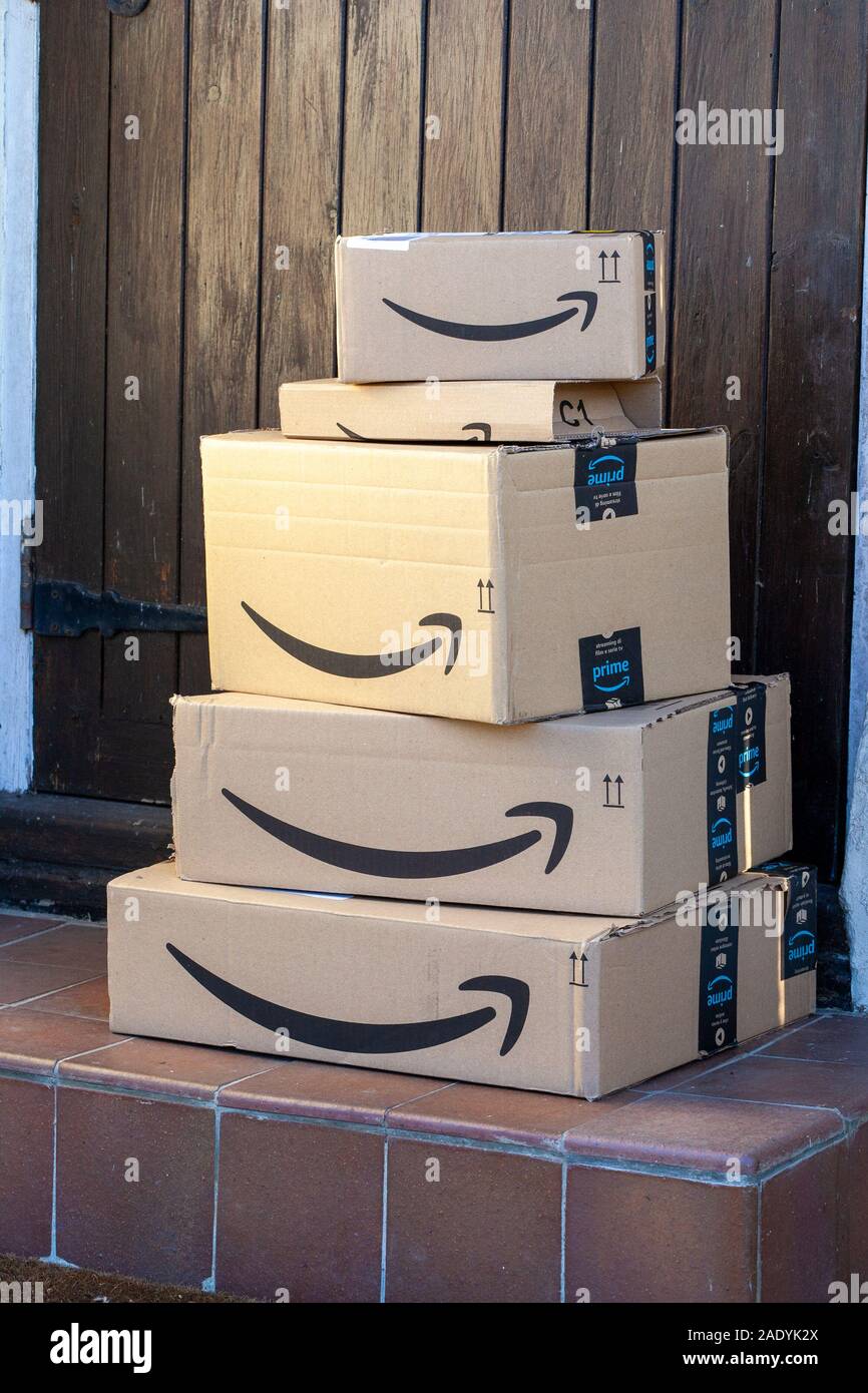 Pile de boîtes d'Amazone sur une porte gauche Banque D'Images