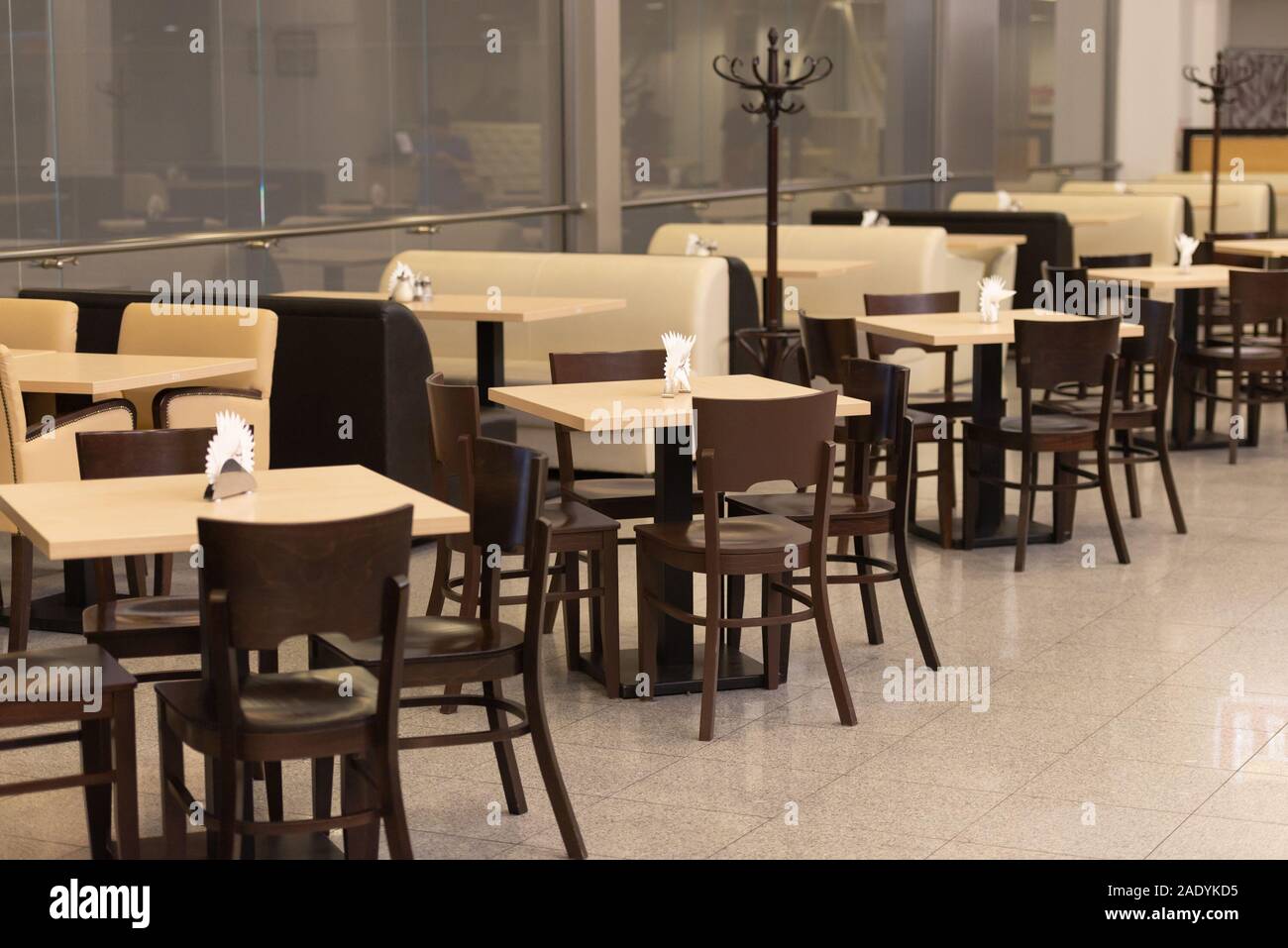 Salle à manger avant d'ouvrir. Des meubles pour cafés. Crocus-Expo Banque D'Images