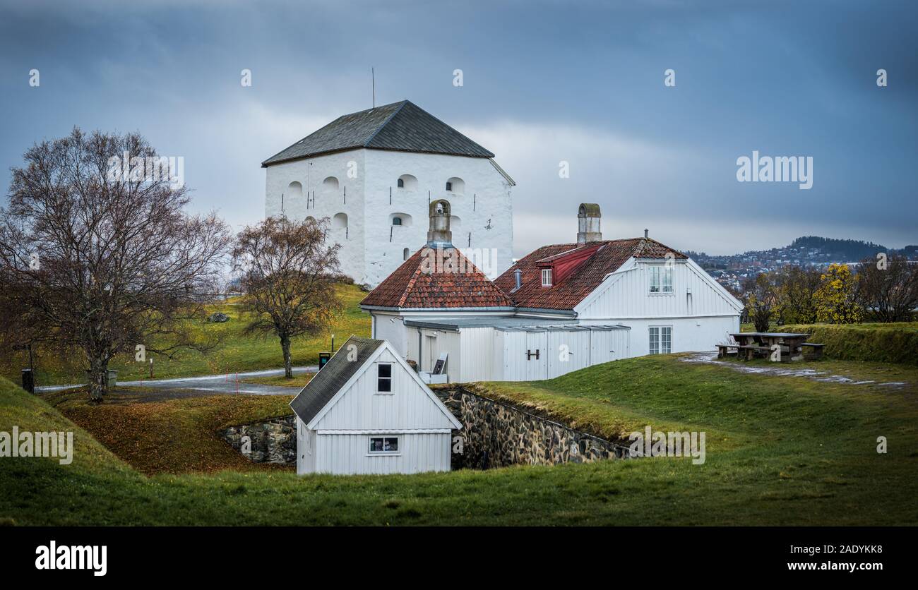 Attraction touristique et musée Kristiansten Festning - vieux fort sur les collines au-dessus de la ville. Trondheim en Norvège, la lumière et les couleurs automnales. Banque D'Images