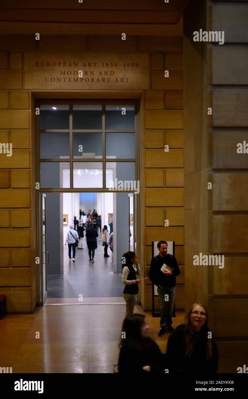 Les visiteurs explorent les galeries du Philadelphia Museum of Art, à Philadelphie, PA, le 10 novembre 2019. Banque D'Images