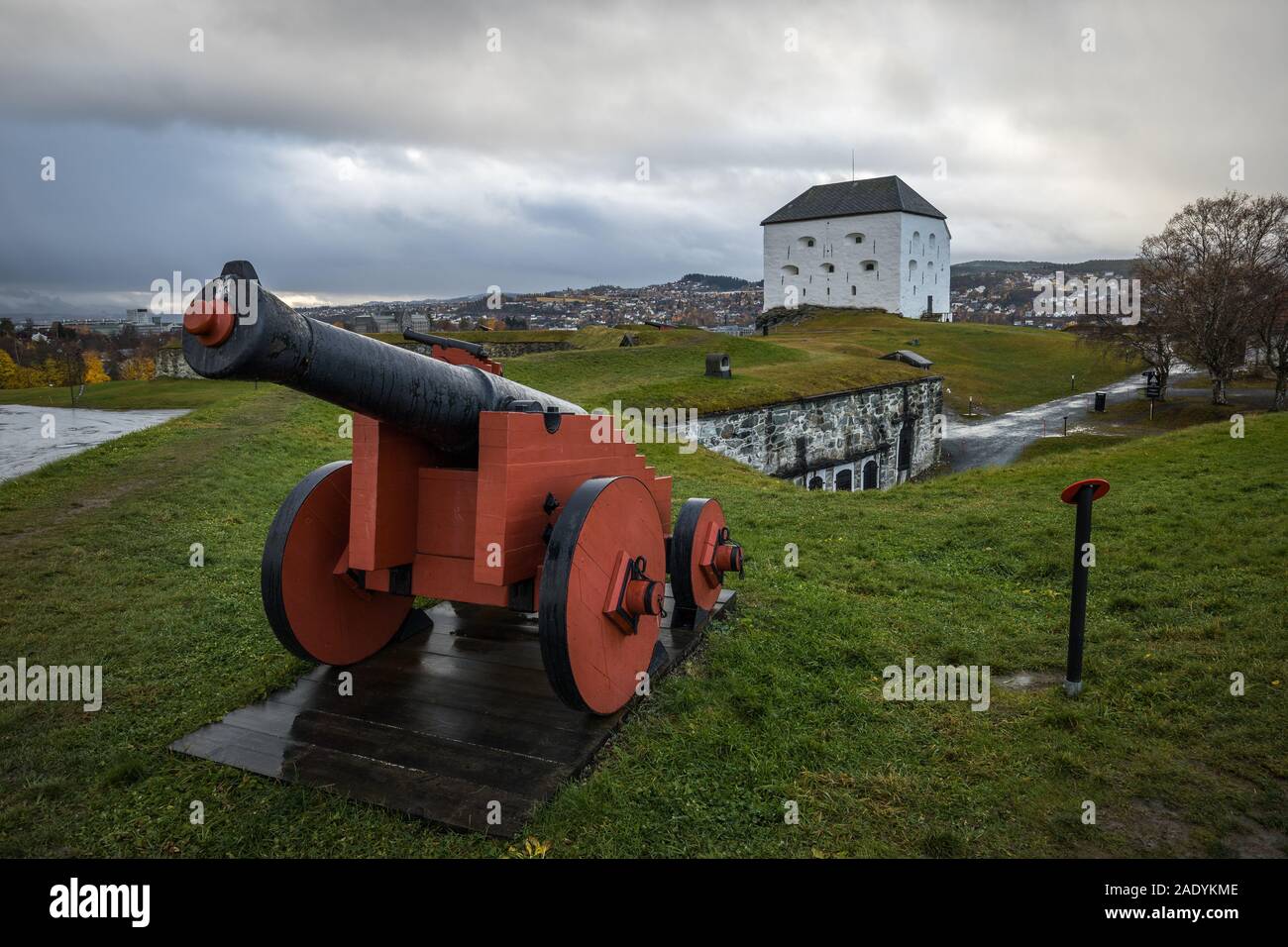 Attraction touristique et musée Kristiansten Festning - vieux fort sur les collines au-dessus de la ville. Trondheim en Norvège, la lumière et les couleurs automnales. Banque D'Images