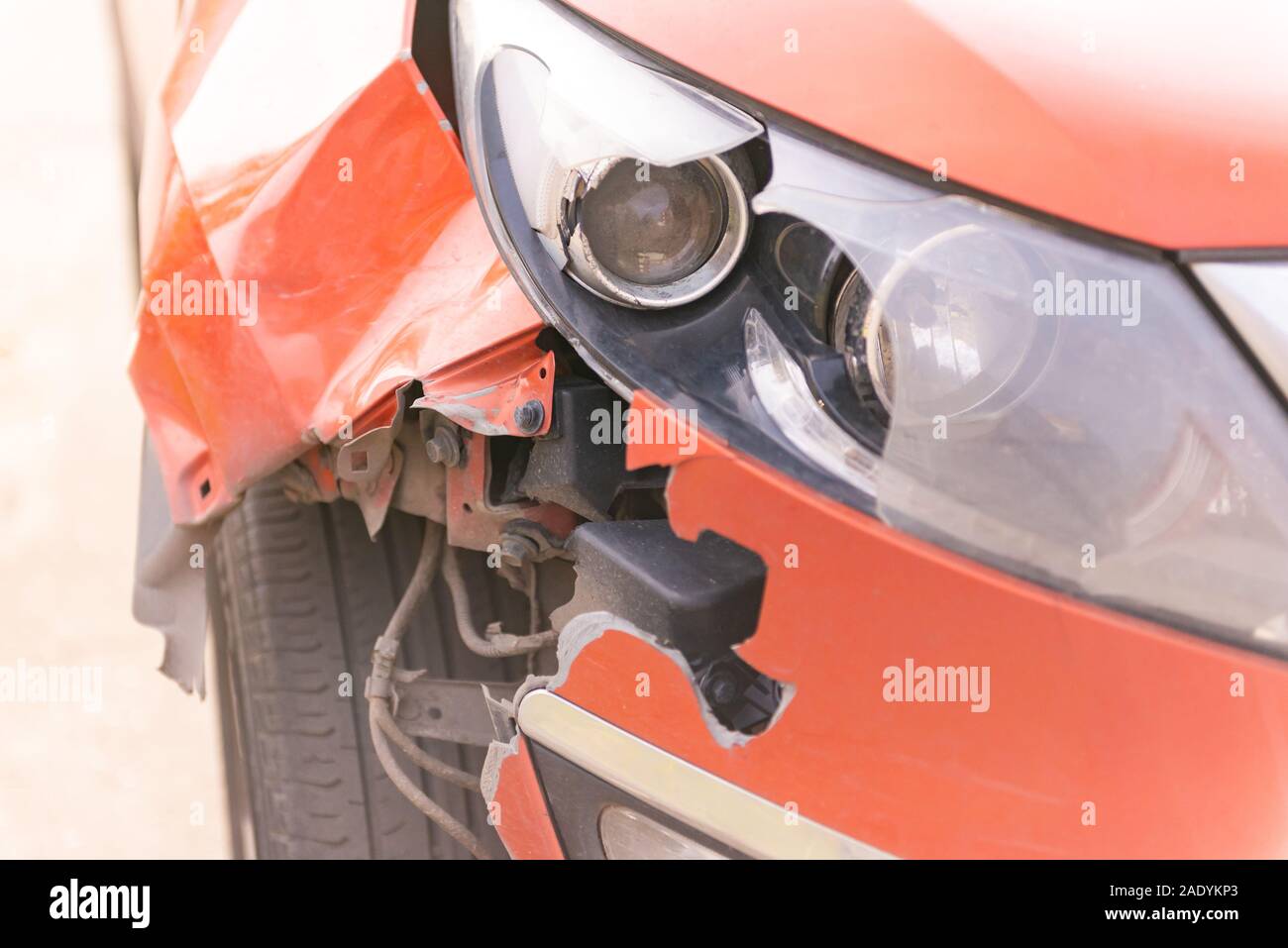 Projecteur cassé. La voiture après la collision. Une aile de voiture mutilés. Banque D'Images