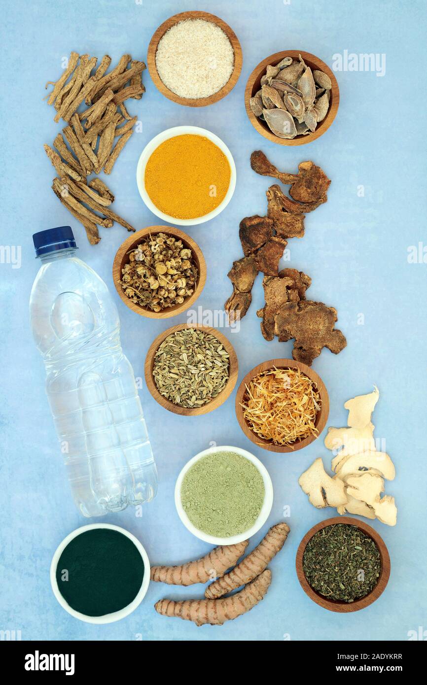 Herbes et épices utilisées dans la médecine chinoise à base de plantes pour  soulager le syndrome du côlon irritable avec complément alimentaire en  poudre et l'eau de source. Mise à plat Photo