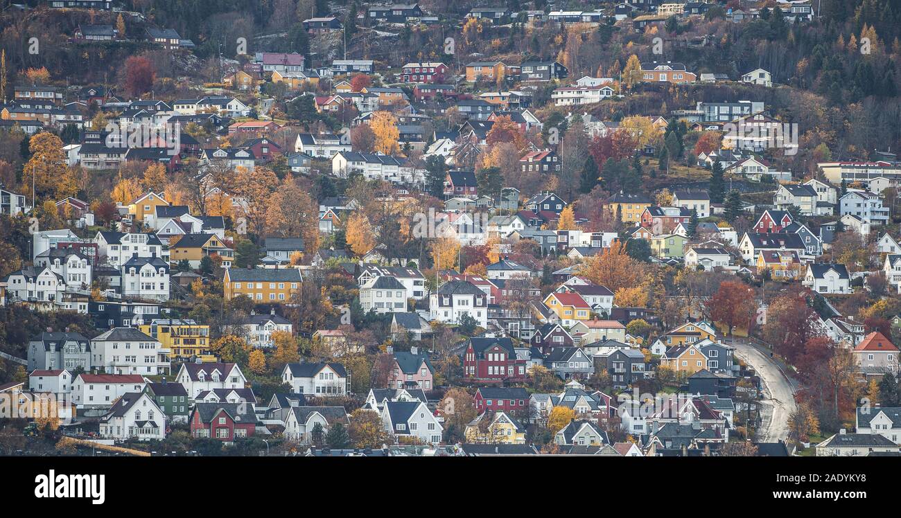Architecture en bois scandinave, maisons colorées de Trondheim zone urbaine. Couleurs automnales. Banque D'Images