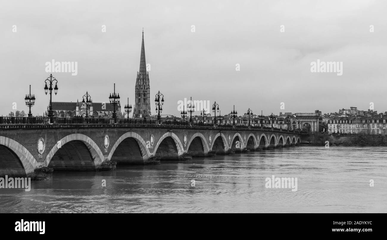Une photo en noir et blanc du Pont de Charles, la basilique Saint-Michel et la porte de Bourgogne. Banque D'Images