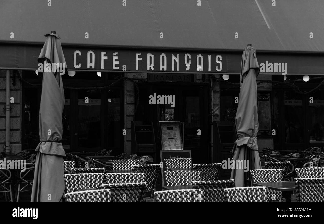 Une photo en noir et blanc d'un café de Bordeaux. Banque D'Images