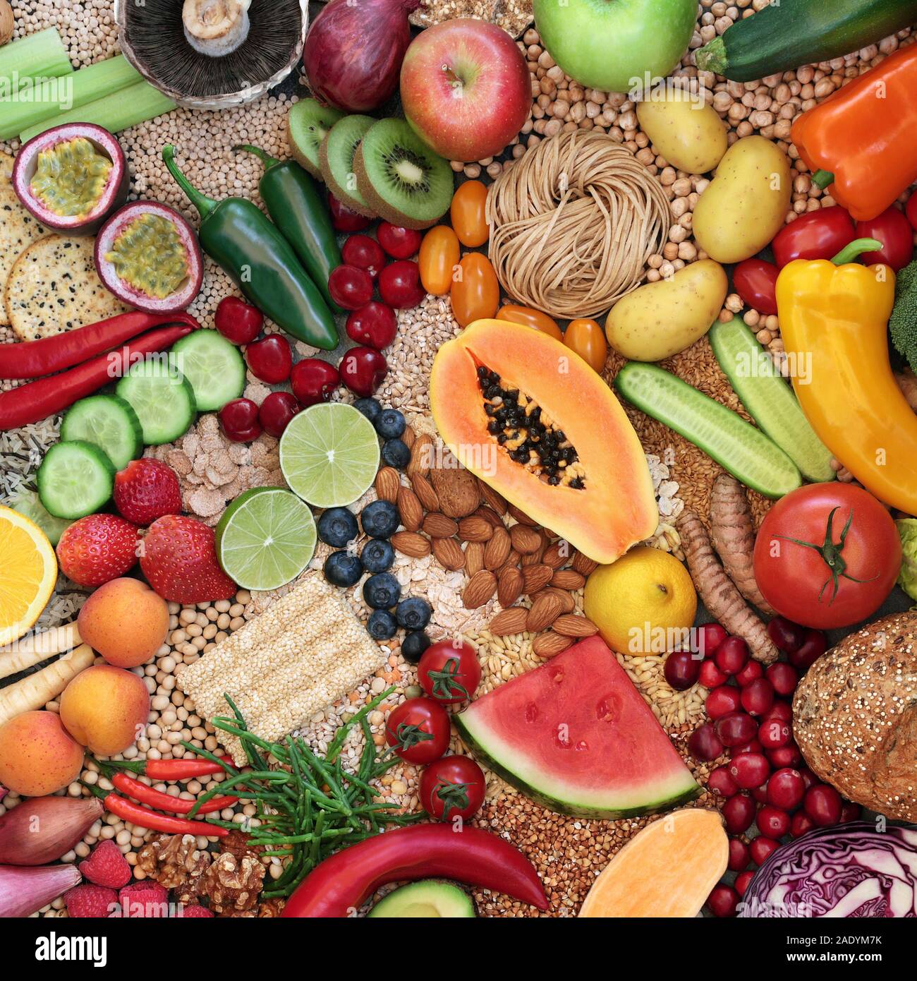 Des aliments sains pour les végétaliens avec des aliments riches en protéines, vitamines, minéraux, les anthocyanines, des antioxydants, fibres, oméga 3 et smart glucides. La consommation éthique. Banque D'Images